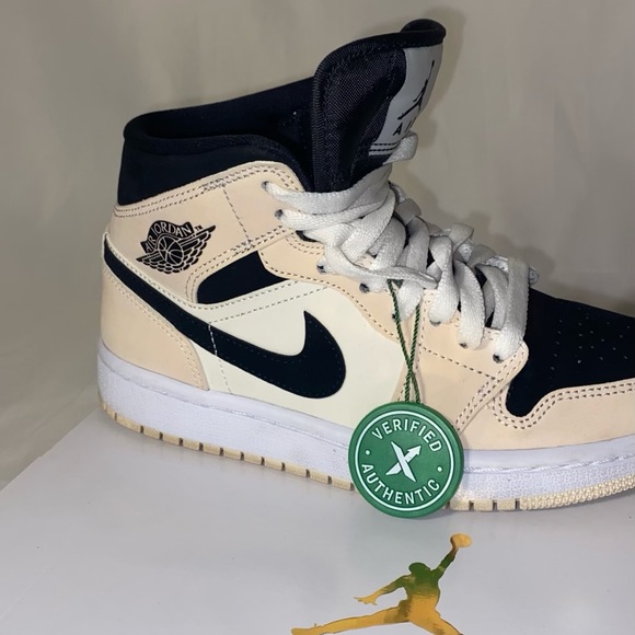 NIKE Air Jordan 1 MID Sneakers - Picture 6 of 12